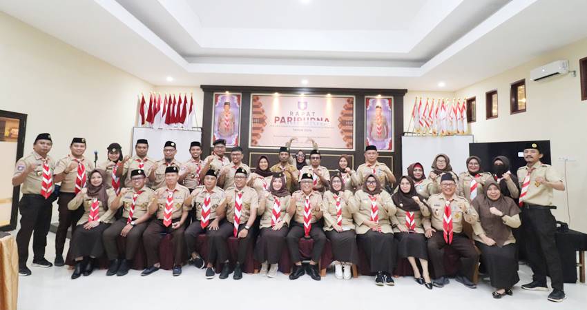 PERANSAKA NASIONAL : Ketua Kwarda Gorontalo, Sofyan Puhi, dan para pengurus Kwarda foto bersama usai pelaksanaan rapat parpurna pengurus dan andalan Kwarda, Selasa (13/8). (foto : dok / kwarda gorontalo)