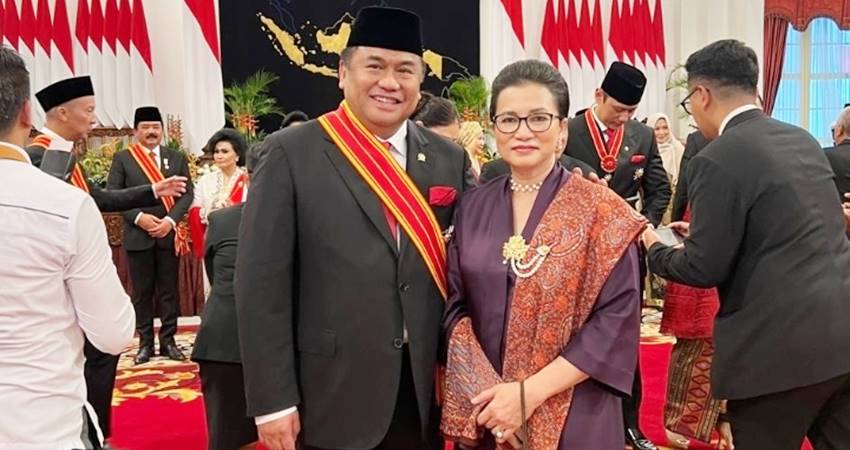 Wakil Ketua DPR RI Bidang Korinbang, Rachmat Gobel, menerima bintang penghargaan dari Presiden RI, berupa Bintang Mahaputra Adipradana.