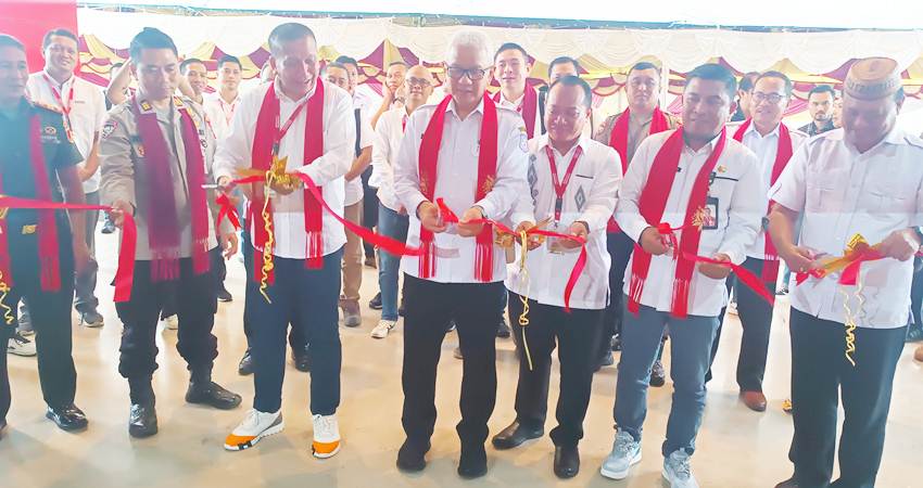 RESMIKAN.Plh Sekda Haris S Tome saat melakukan pengguntingan pita bersama branch manager.