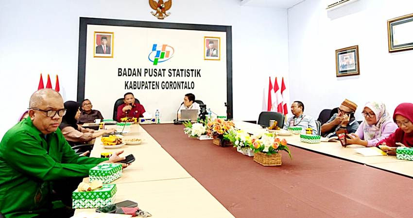 RILIS. Asisten ll Romy Syahrain saat menerima data dari BPS terkait rilis data dibulan Juli