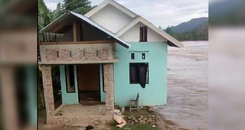 TEPI SUNGAI : Rumah milik Yunus Ibrahim di Kelurahan Botu, Kota Gorontalo, ambruk tergerus arus sungai bone yang meluap, Selasa (13/8). (foto : tangkapan layar)