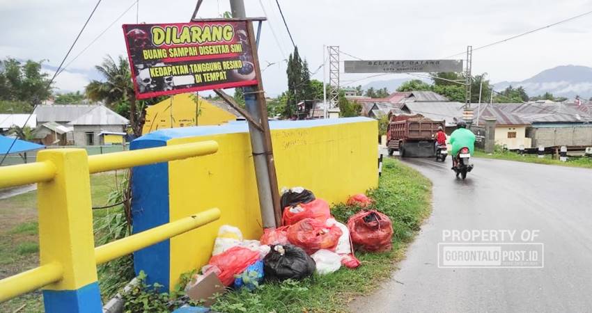 Spanduk bertuliskan larangan keras membuang sampah di kawasan jembatan Ampi Kelurahan Molosipat U Kecamatan Sipatana Kota Gorontalo nampaknya diabaikan oknum tidak bertanggungjawab yang kerap membuang sampah di lokasi tersebut. (Foto: Roy/Gorontalo Post).