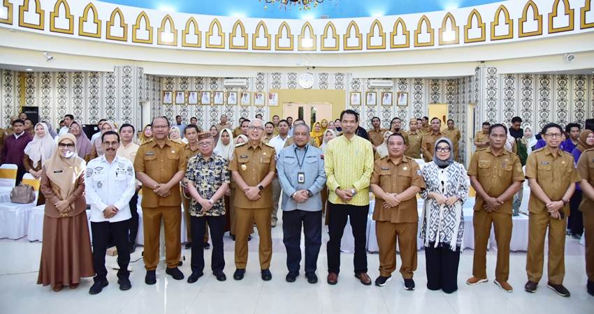 SI-BESI : Pj Gubernur Rudy Salahudin, bersama stakeholder terkait usai peluncuran Aplikasi Sistem Informasi Beasiswa yang diberi nama SI-BESI bertempat di Ruang Dulohupa, Kantor Gubernur Gorontalo, Selasa (6/8). (Foto – Andika/Diskominfotik )