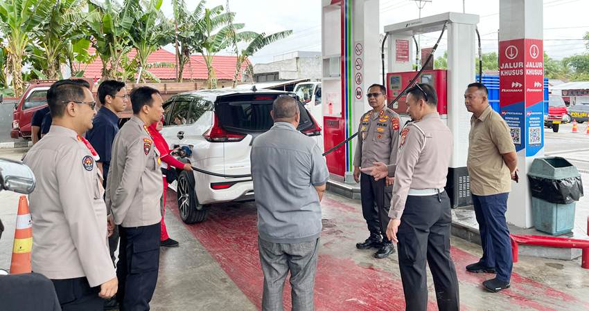 Kapolda Gorontalo Irjen Pol. Drs. Pudji Prasetijanto Hadi, M.H., bersama PJU Polda Gorontalo Tinjau Antrian di SPBU, Cegah Penimbunan BBM Solar, Selasa (13/8/2024). (Foto: Humas Polda Gorontalo)