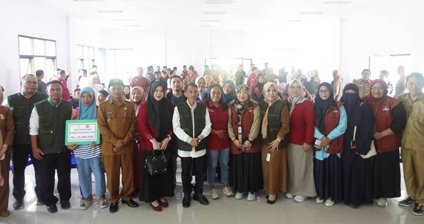FOSE. Bupati Gorontalo Nelson Pomalingo saat foto bersama dengan para TKSK