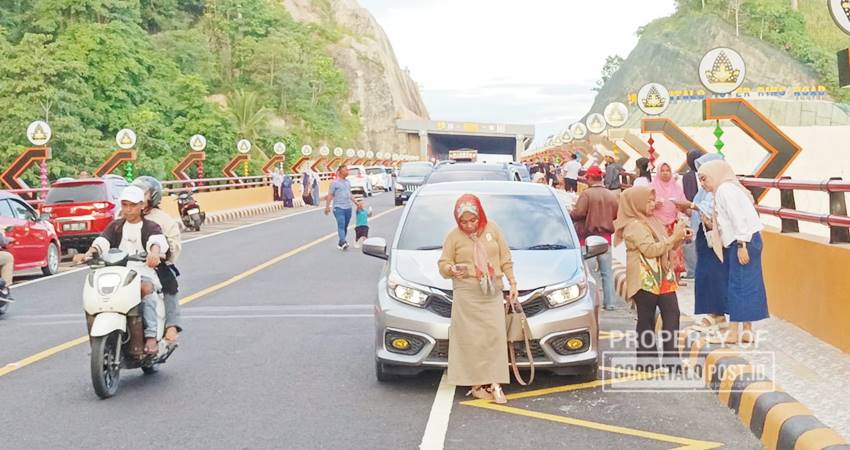 Marka jalan dilarang parkir di lokasi tersebut tak diindahkan warga, bahkan banyak kenderaan roda dua dan empat yang justru parkir kenderaannya disepanjang jembatan sebelum masuk ke terowongan. (F. Deice/ Gorontalo Post)