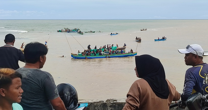 Sejumlah warga menonton aktifitas nelayan yang sedang menangkap ikan nike dipinggiran pantai Kelurahan Leato Utara, Kecamatan Dumbo Raya, Kota Gorontalo, menjadi perhatian warga setempat. (F. Natha/ Gorontalo Post)
