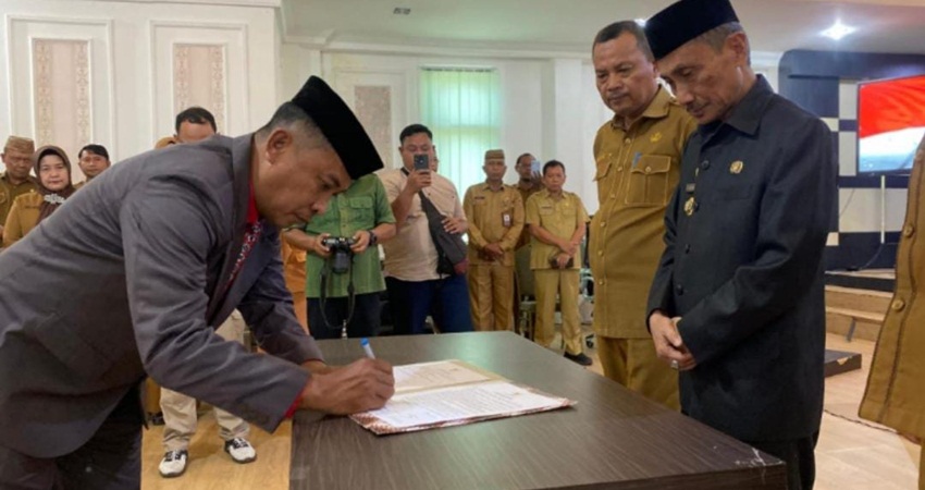 SERAH TERIMA. Bupati Gorontalo Nelson Pomalingo saat melakukan penandatanganan sesuai melantik penjabat sekda.