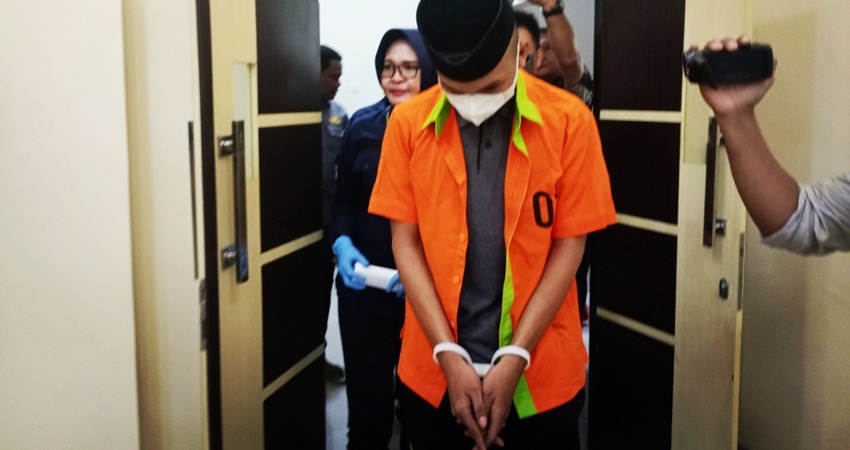 Tersangka dugaan pencabulan terhadap salah seorang pengungsi di Kecamatan Tilango, Kabupaten Gorontalo ditahan Polda Gorontalo, Selasa (30/7/2024). (F. Jalal/ Gorontalo Post)