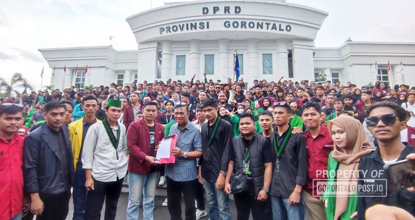 Pihak DPRD Provinsi Gorontalo saat menemui para masa aksi, Jum'at (23/8/2024) (F. Natha Gorontalo Post)
