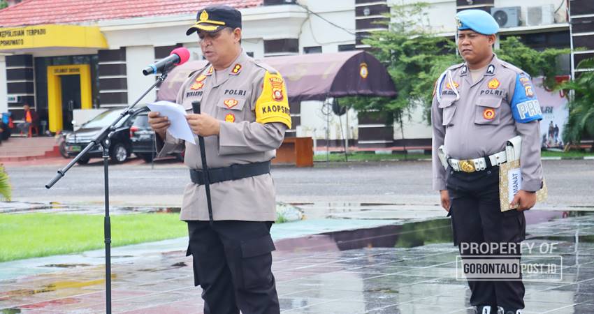Kapolres Pohuwato, AKBP Winarno,S.H,S.I.K saat memberikan penyampaian terhadap seluruh personel, untuk mewaspadai adanya bencana alam, dan meminta dilakukan koordinasi bersama stekholder terkait. (F. Zulkifli/ Gorontalo Post)