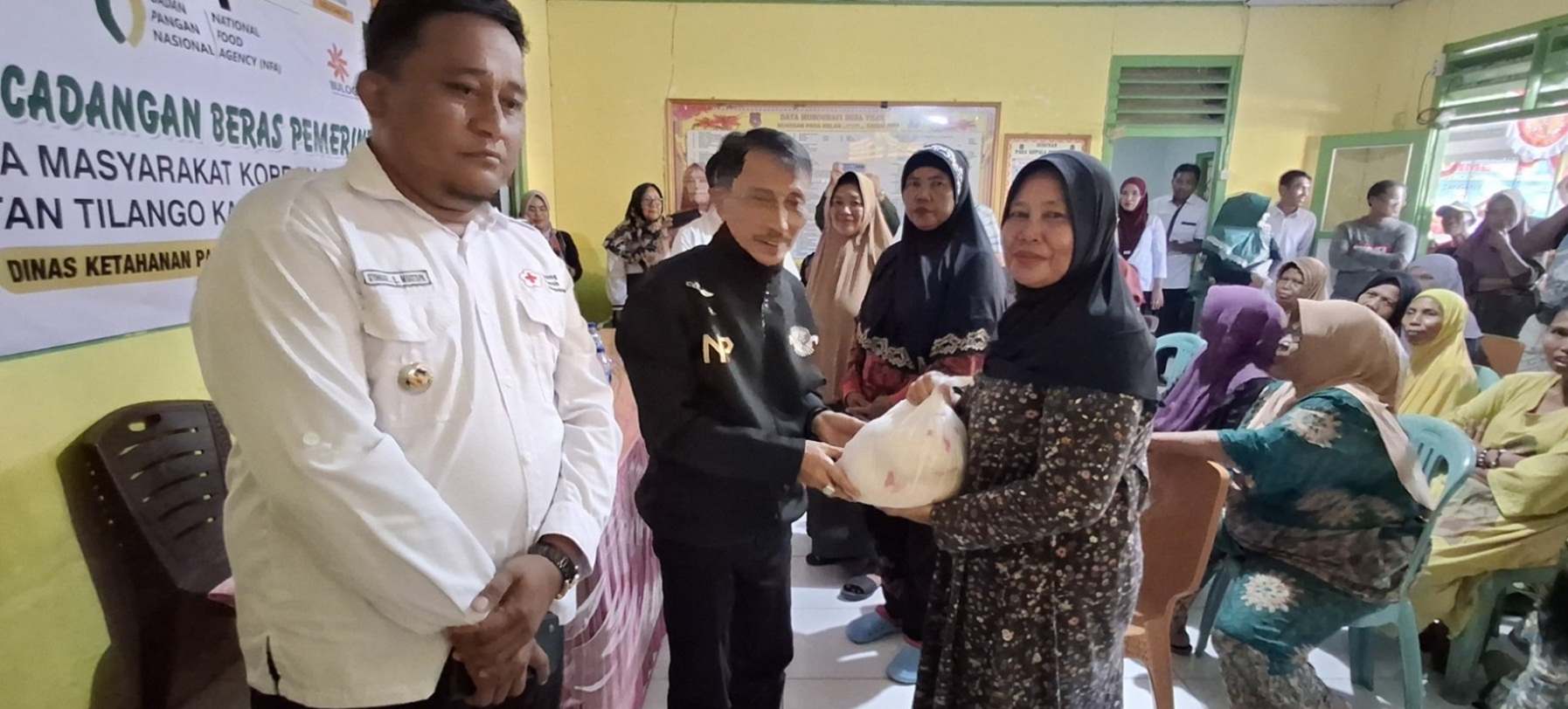 SIMBOLIS. Bupati Gorontalo Nelson Pomalingo saat memberikan bantuan secara simbolis disaksikan kepala dinas ketahanan Pangan dan juga camat Tilango