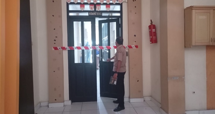 Ruangan bidang SDA di Dinas PUPR Provinsi Gorontalo yang tengah digeledah Kejati Gorontalo, Senin (19/8/2024). (Foto: Jalal/Gorntalo Post).