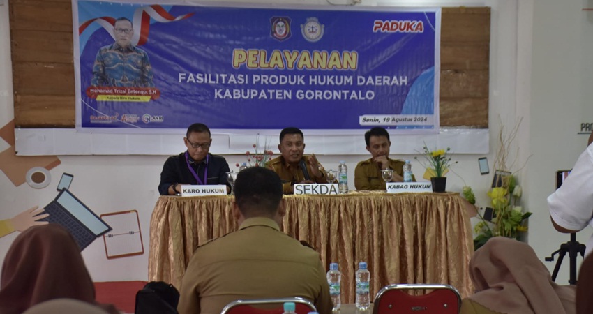 BUKA. Plh Sekda Kabupaten Gorontalo Haris S Tome saat membuka kegiatan sosialisasi pelayanan terpadu produk hukum.