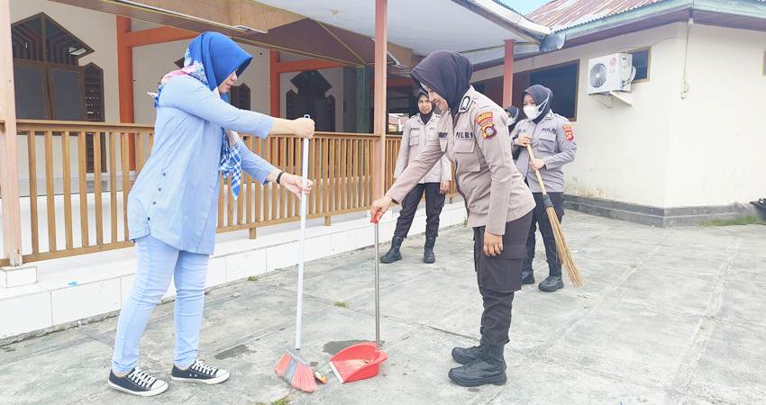 Seluruh personel Polwan yang bertugas di Polresta Gorontalo Kota, melakukan aksi pembersihan di dua tempat ibadah yang ada di Kota Gorontalo.