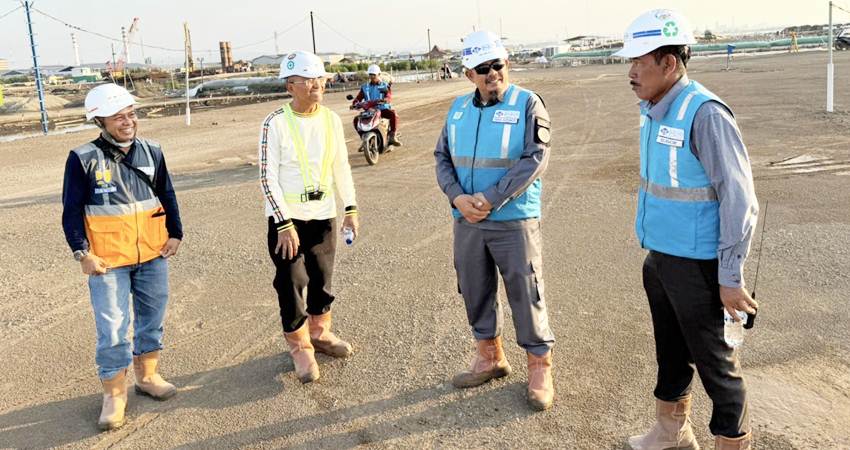 Dahlan Iskan saat meninjau proyek Sekayung.--