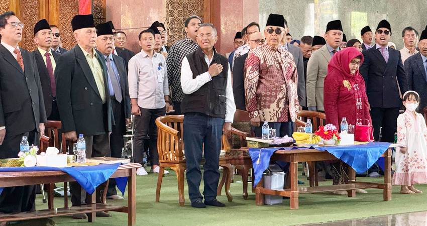 Dahlan Iskan saat datang ke ponpes Al Zaytun.--