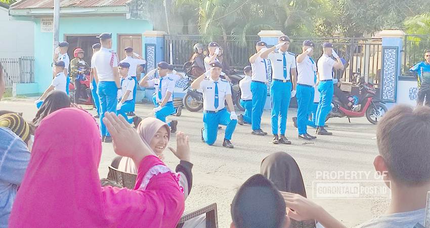 Salah satu peserta lomba gerak dalam rangka memperingati HUT ke- 79 RI , puluhan siswa - siswi SMU Sederajat se- Bone Bolango, Kamis(15/8/2024). (Foto. Natha/Gorontalo Post