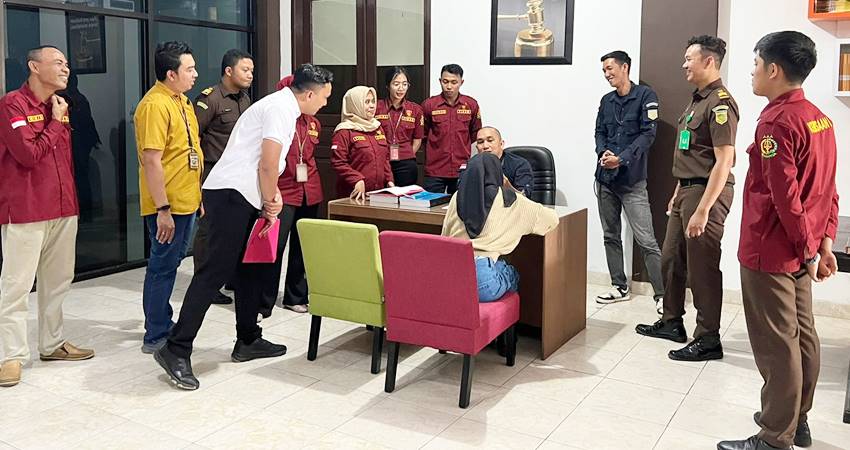 Tersangka Judol inisial Pr. NA dan barang bukti saat diserahkan ke Kejari Kota Gorontalo Ditkrimsus Polda Gorontalo, Rabu (21/8/2024).