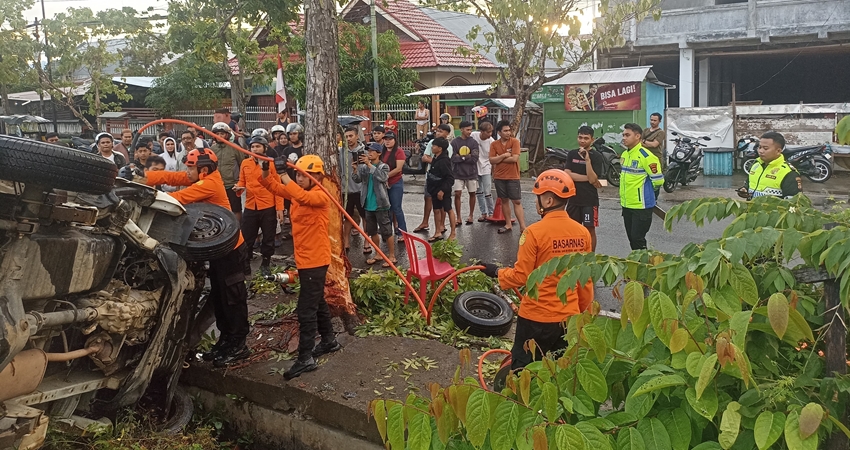 Kecelakaan di Jalan Arif Rahman Hakim, Korban Terjepit Mobil, Satlantas Libatkan Basarnas Evakuasi