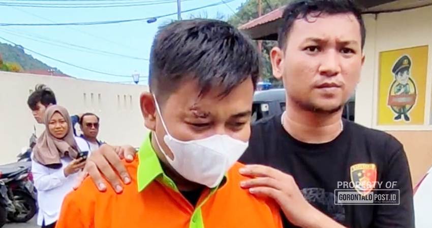 Tersangka AKR saat konferensi pers yang digelar Polresta Gorontalo Kota, Rabu (31/7/2024), (F. Natha/Gorontalo Post)