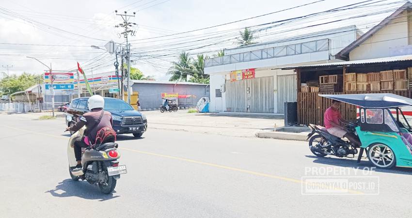 Kondisi Alfamart di Kelurahan Hutuo Kecamatan Limboto yang ditutup selama tiga Minggu kemarin. (F:Deice/Gorontalo Post)