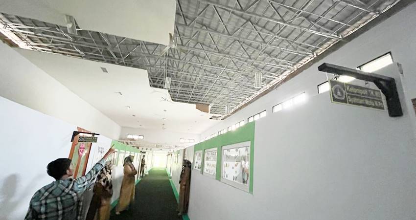 PORAK PORANDA - Kondisi plafon ruang kelas PAUD Menara Ilmu Limboto yang hancur akibat gempa selasa (24/9) dini hari.