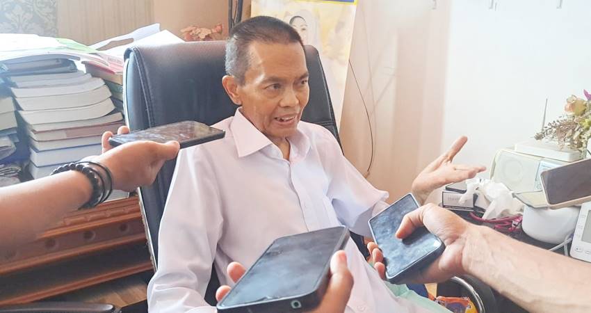 KONFRES. Suasana konfrensi pers di kediaman Rustam Akili di Kelurahan Dutulana Kecamatan Limboto.