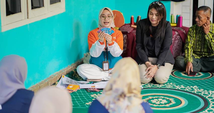 Community Officer (CO) BTPN Syariah sedang memberikan pendampingan kepada ibu-ibu nasabah di Kecamatan Pulubala, Rabu (11/9/2024).