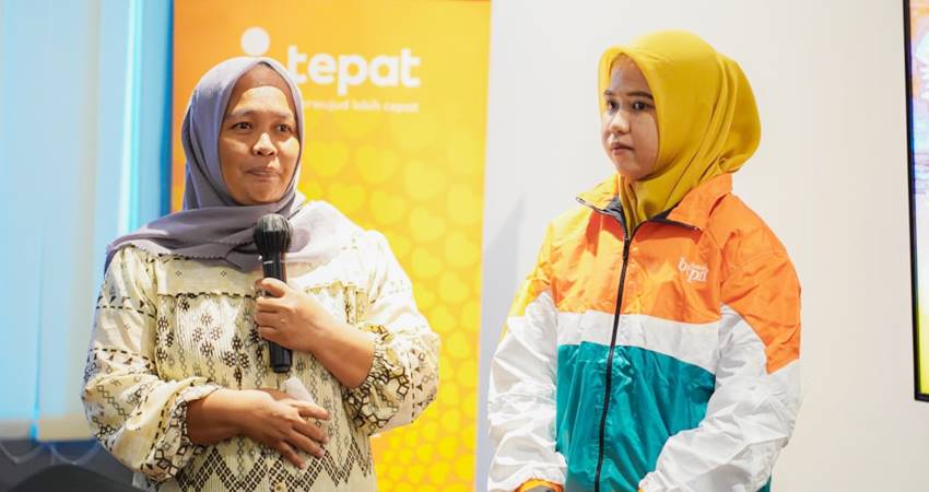 Rabiah Ibrahim (kiri) selaku ibunda dari Community Officer/CO BTPN Syariah, Sri Dianti Suma (kanan), mendukung sang anak menjadi #bankirpemberdaya yang melayani langsung masyarakat inklusi di Gorontalo.