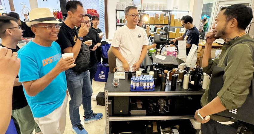 Dahlan Iskan di Cofiesta, Galaxy Mall 3, Surabaya.-HARIAN DISWAY-