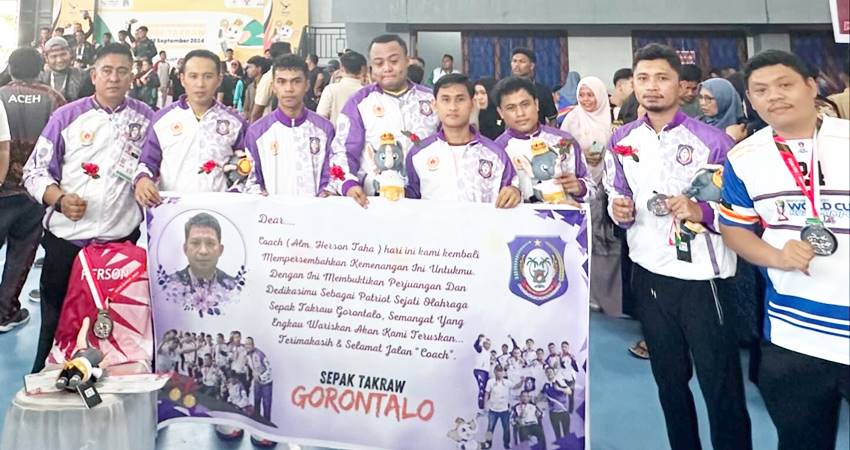 MEMBANGGAKAN : Tim sepak takraw Gorontalo menunjukan medali perak usai pertandingan melawan Jateng, di laga final, Kamis (19/9). Medali mereka pesembahkan untuk coach Herson Taha, yang wafat beberapa hari lalu. (foto : istimewa)