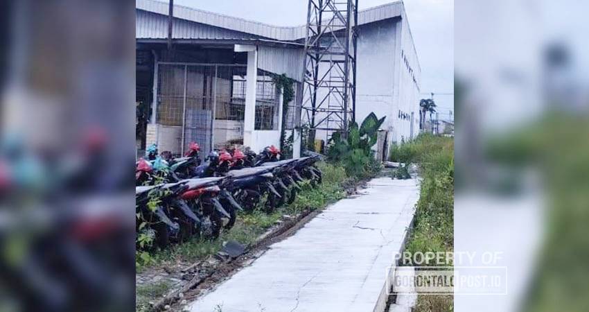Pagar dealer Hasrat Abadi Limboto roboh akibat gempa. (F:Deice/Gorontalo Post)
