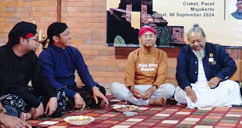 Dahlan Iskan saat datang di sarasehan Perilaku Kerohanian Budaya Jawa di Pacet.--