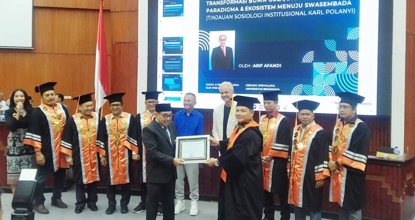 Arif Afandi saat dikukuhkan sebagai doktor seusai sidang terbuka di Universitas Brawijaya, Jumat 6 September 2024.--