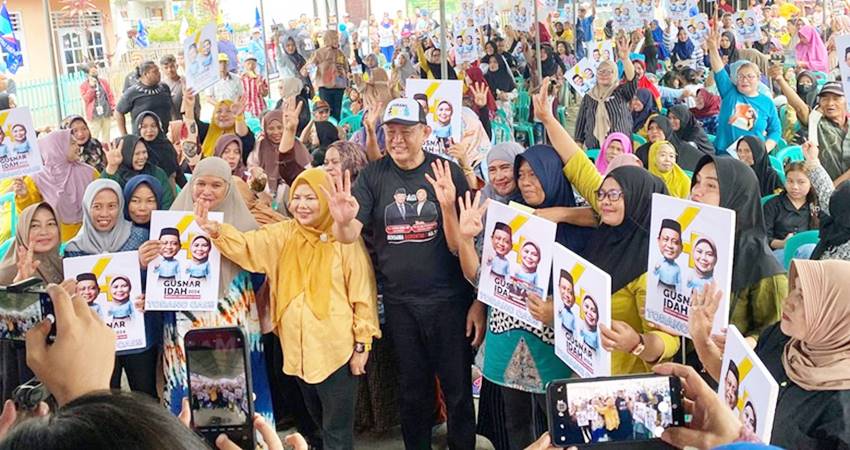 ANTUSIAS : Masyarakat antusias menghadiri kampanye dialogis Gusnar-Idah di kelurahan Moodu, Kota Gorontalo, Kamis (26/9). (foto : istimewa)