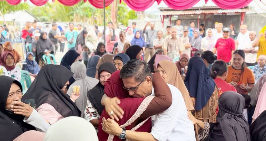 BONBOL AMAN : Calon Bupati Bone Bolango nomor urut 2, Amran Mustapa, dikerumuni dan dipeluk ibu-ibu saat kampanye di Bulango Selatan, Kamis (26/9). (foto : dok / tim aman)