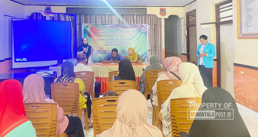 Para kader saat mengikuti kegiatan Pendekatan Positive Deviance oleh Dosen dan Mahasiswa Poltekkes Kemenkes Gorontalo, di Aula Kantor Desa Lauwonu Kecamatan Tilango, Kabupaten Gorontalo, Kamis (29/8/2024). (F. Diyanti Gorontalo Post)