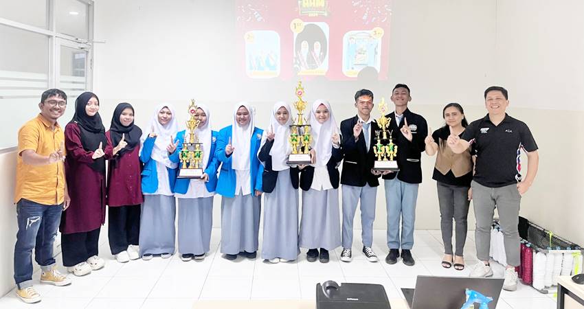 AHM BEST STUDENT - Para pemenang AHM Best Studen 2024 tingkat regional Sulut, Gorontalo dan Malut, saat menerima trofi dan penghargaan dari PT Daya Adicipta Wisesa (DAW) usai pengumuman, yang berlangsung di Daya Motor Gorontalo, Jumat (13/9). (foto : dok /daw)AHM BEST STUDENT - Para pemenang AHM Best Studen 2024 tingkat regional Sulut, Gorontalo dan Malut, saat menerima trofi dan penghargaan dari PT Daya Adicipta Wisesa (DAW) usai pengumuman, yang berlangsung di Daya Motor Gorontalo, Jumat (13/9). (foto : dok /daw)