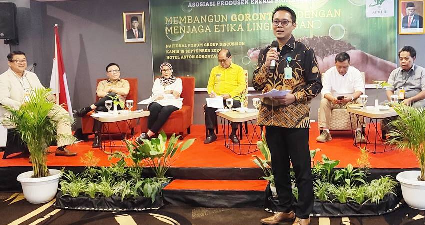 Salah satu pemateri Direktur Bina Pengolahan dan Pemasaran Hasil Hutan KLHK, Ristianto Pribadi, saat pemaparan materi terkait wood pellet yang diproduksi di Gorontalo.