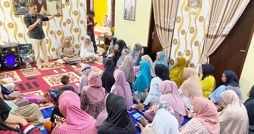 RUMAH PEREMPUAN : Calon Bupati Bone Bolango, Amran Mustapa memberikan penjelasan tentang komitmen Amran-Irwan dalam pemberdayaan perempuan Bone Bolango, pada peluncuran program 'Rumah Perempuan'. (foto : istimewa)