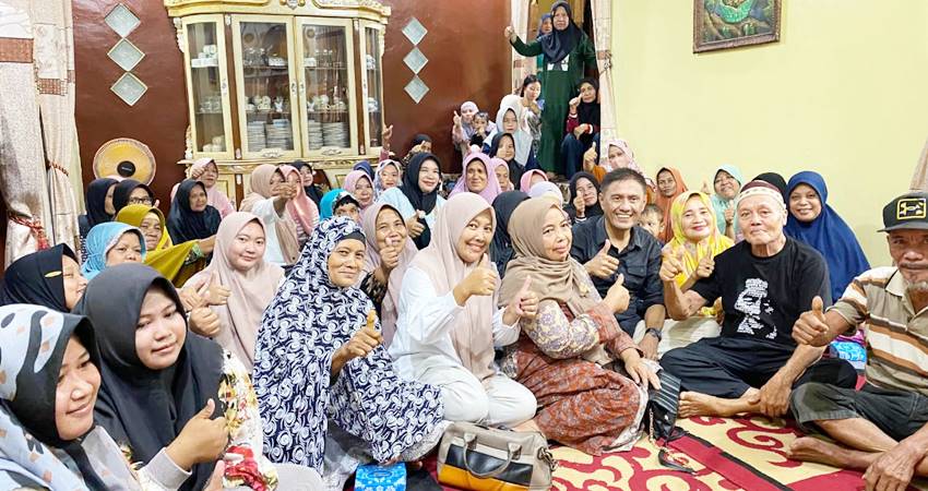 TANPA SEKAT : Amran Mustapa bersama kaum perempuan Bone Bolango. Amran-Irwan meluncurkan program Rumah Perempuan dalam memaksimalkan Pemberdayaan Perempuan Bone Bolango. (foto : istimewa)