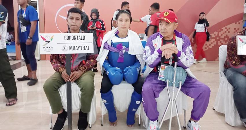 Atlet Muaythai Gorontalo, Fatimah Catherina Husain (tengah), didampingi pelatih Alex Olii (kanan) di-arena PON XXI Aceh-Sumut, yang berlangsung di Gedung Balle Meusarraya, Aceh, Ahad (8/9). (foto : istimewa)