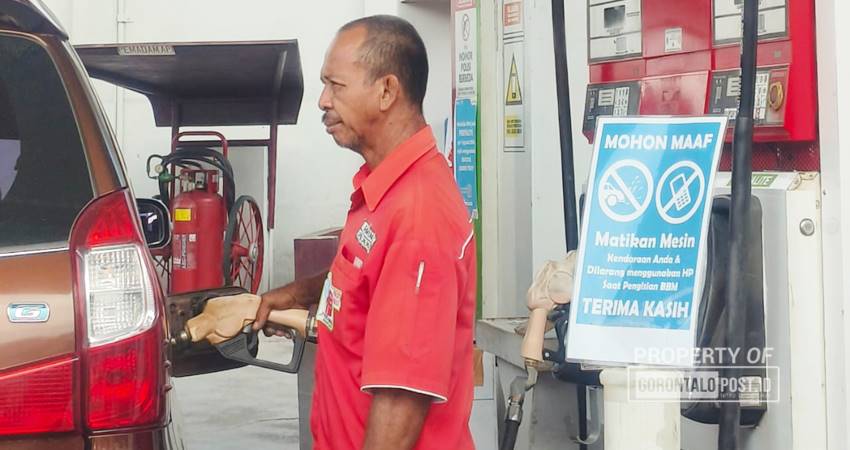 Salah seorang petugas SPBU di Kota Gorontalo saat melayani pengisian BBM. (Foto Hamdan Abubakar/Gorontalo Post)