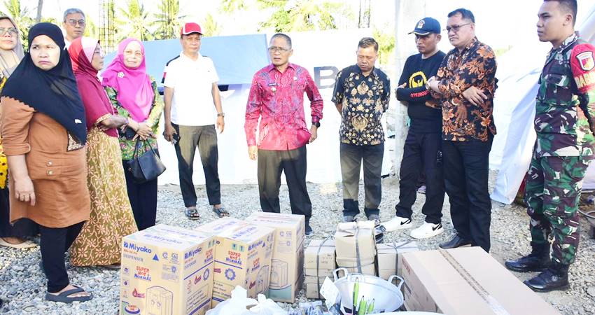 Pj Wali Kota Gorontalo, Ismail Madjid ketika meninjau korban erosi Sungai Bone yang sampai dengan saat ini masih mendiami tempat pengungsian di sekitar Jembatan Talumolo II. (Foto: Prokopim Pemkot For GP)