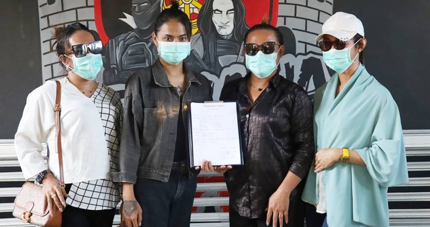 Panitia pelaksana event pemilihan *Trans Queen Gorontalo*usai menandatangani surat pernyataan untuk tidak melaksanakan kegiatan event pemilihan putri transgender.