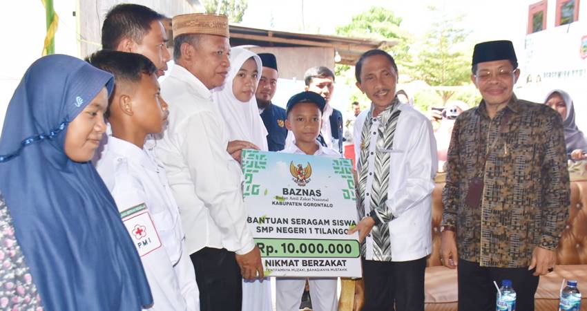 SIMBOLIS. Bupati Gorontalo Nelson Pomalingo saat menyerahkan bantuan seragam sekolah.