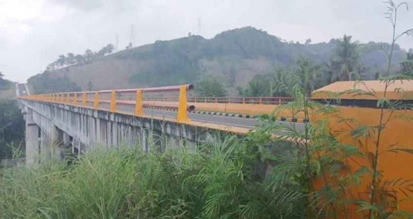 Kondisi jembatan GORR yang saat ini sudah hilang bagian besi pengaman jembatan diduga dicuri oknum tidak bertanggungjawab. (Foto: FB).