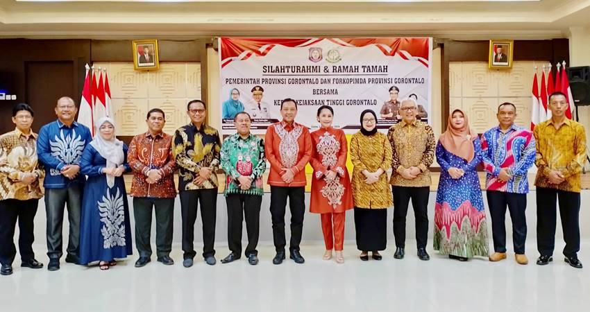 Foto bersama Pj Gubernur dan Istri (batik kuning) bersama jajaran Forkopimda dengan Kajati Gorontalo yang baru bersama istri (karawo orange) usai silahturahmi dan jamuan makan malam bersama di Aula Rumah Jabatan Gubernur, Senin (2/9). (Foto – dok/pemprov)