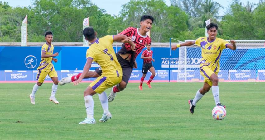 Tim sepakbola Gorontalo berusaha menyerang pertahanan tim Sumbar dalam laga perdana grup D PON XXI Aceh -Sumut di Stadion Blang Paseh Sigli, Pidie. (foto : sinarpidie.co)